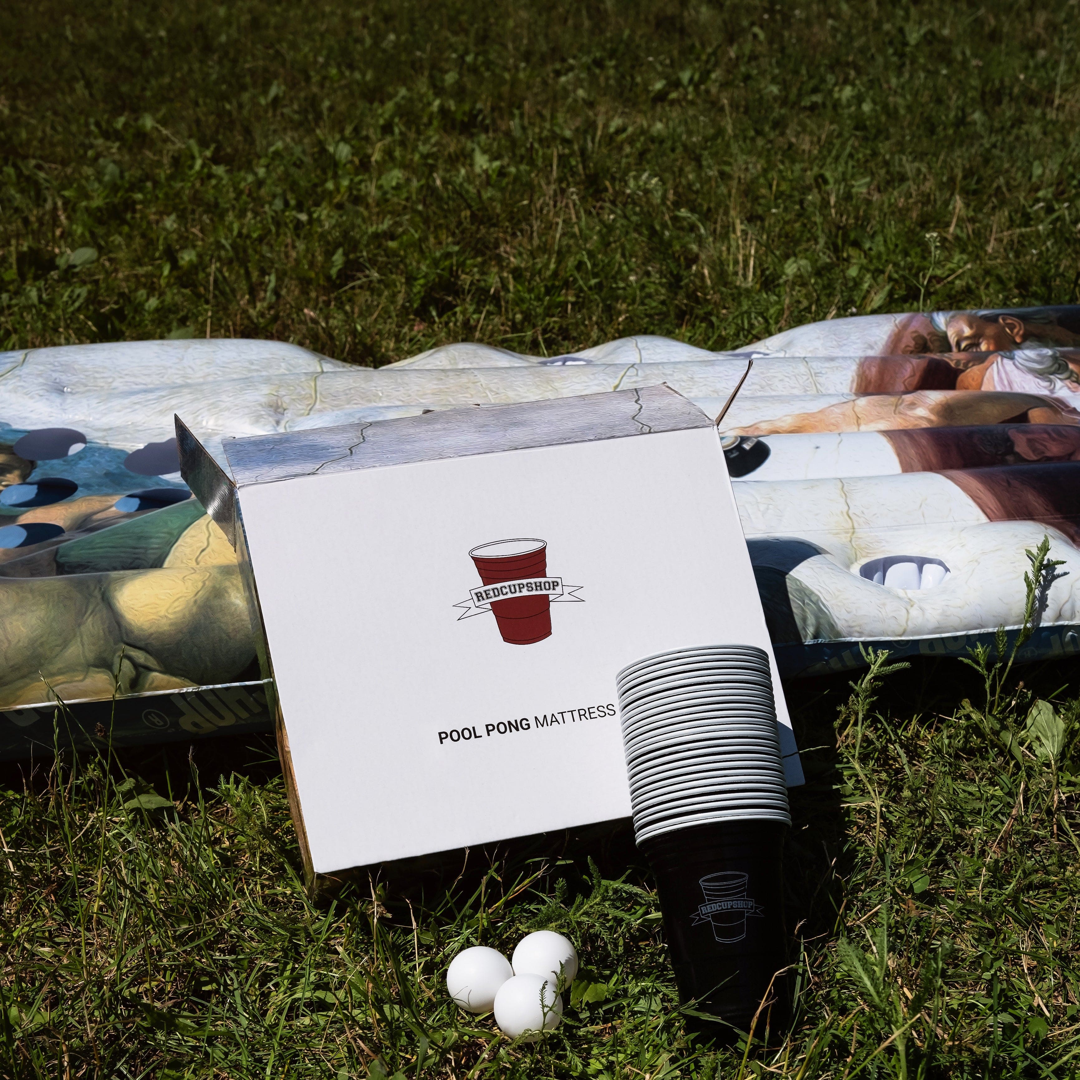 RedCupShop XXL Beer Pong Luftmatratze Set mit 25 Bechern und 4 Bällen 