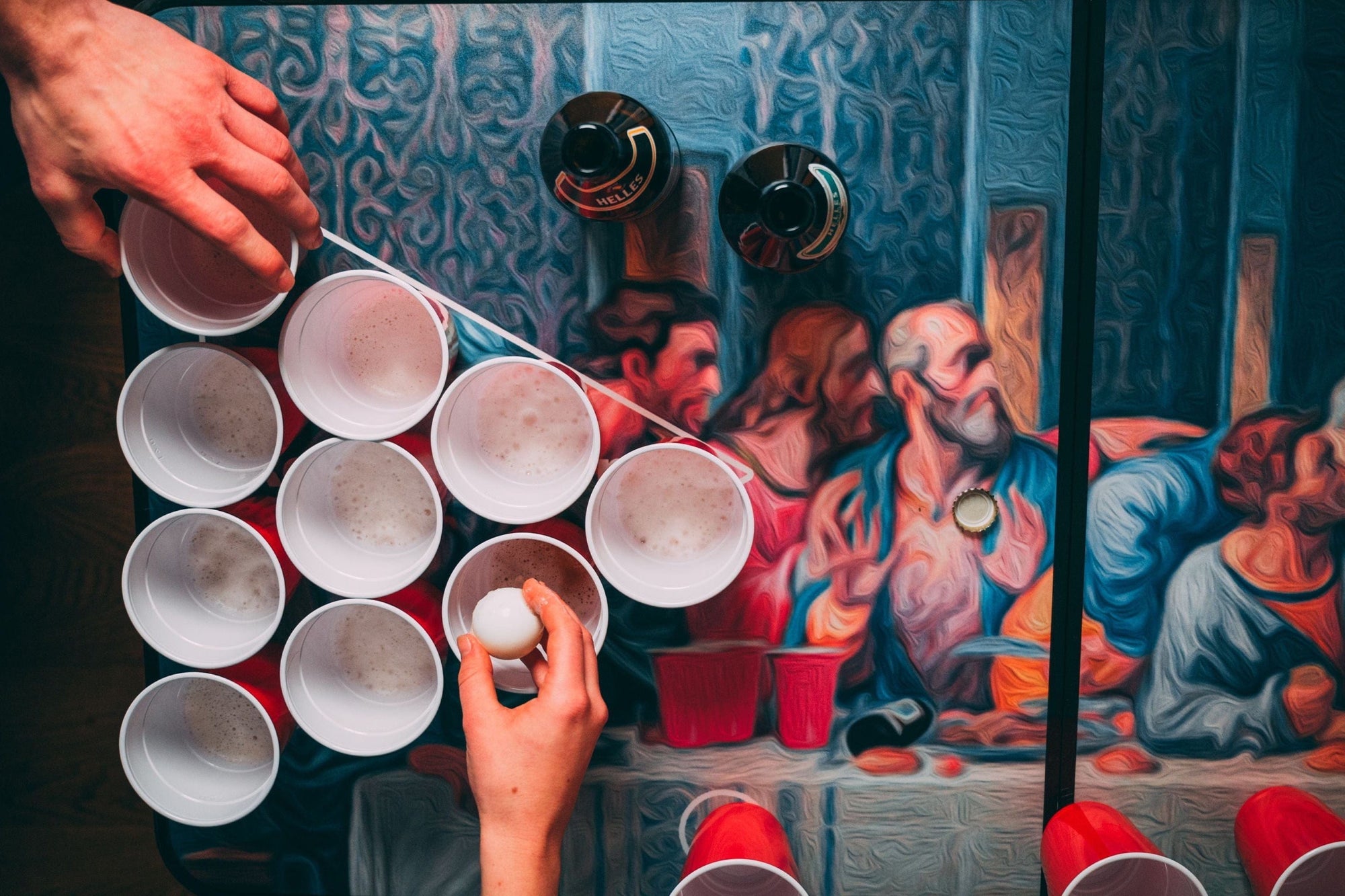 Beer Pong Becher auf Bier Pong Tisch